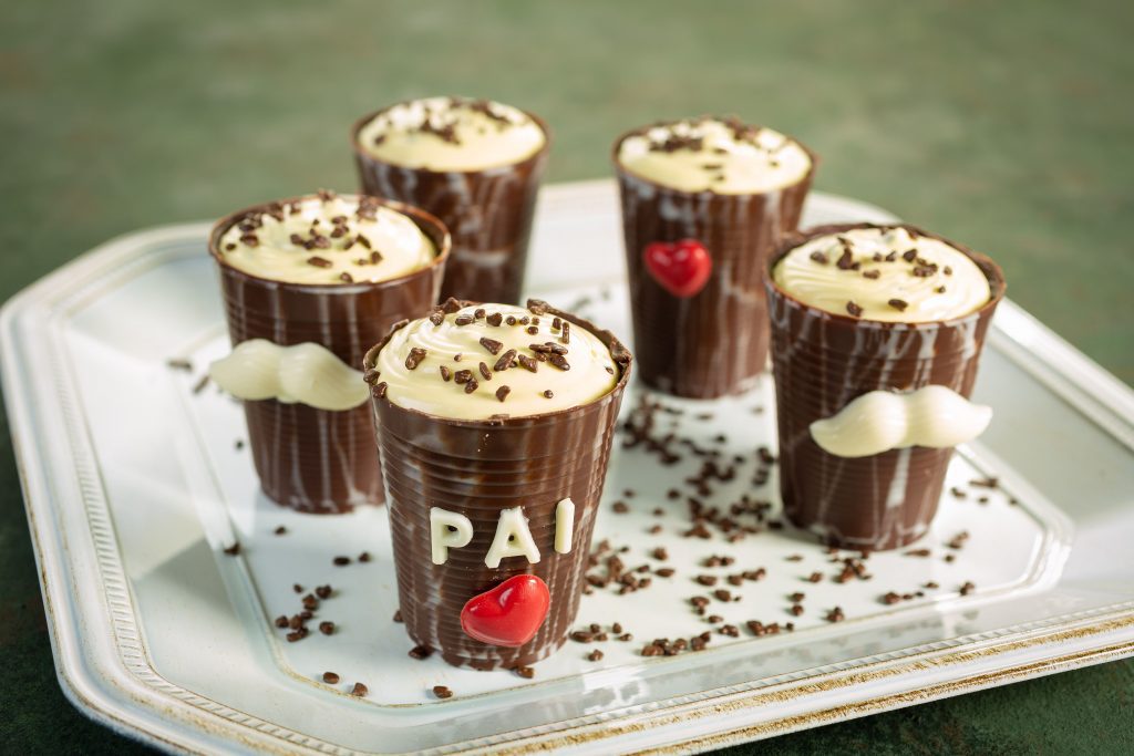 Mousse de Maracujá no Copinho de Chocolate 🍫 Mavalério Mousse de Maracujá no Copinho de Chocolate 🍫 Mavalério